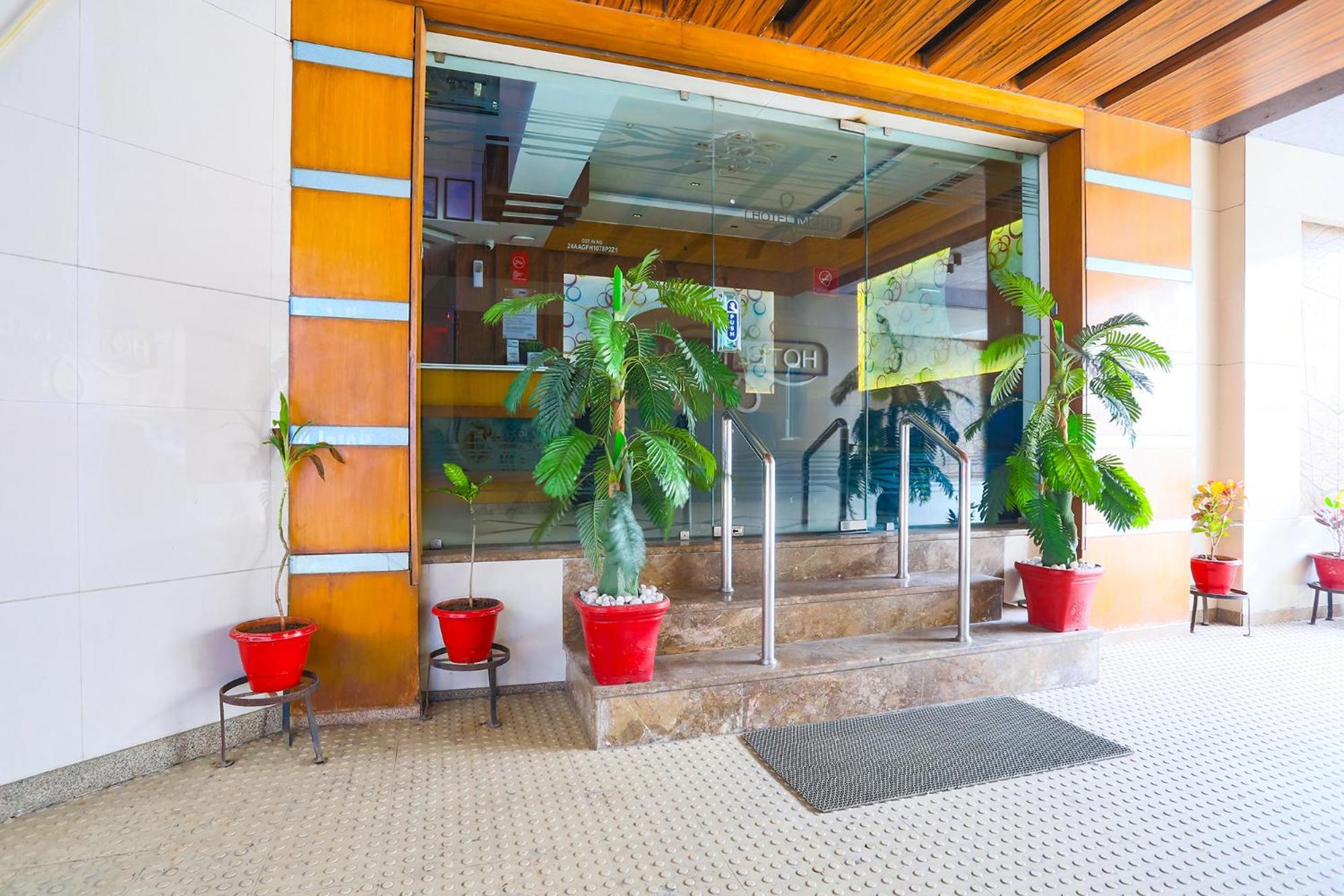 Hotel Merit Surat Exterior photo